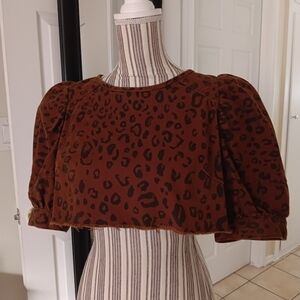 Animal print crop blouse Puffy sleeves size 2